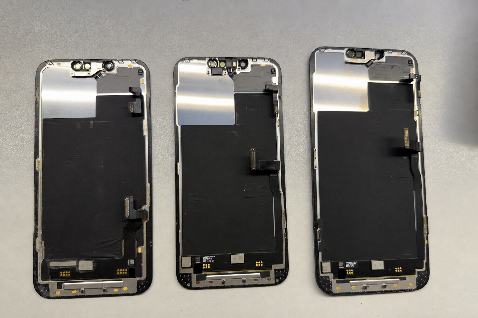 Три дисплея iPhone 13 в сборе