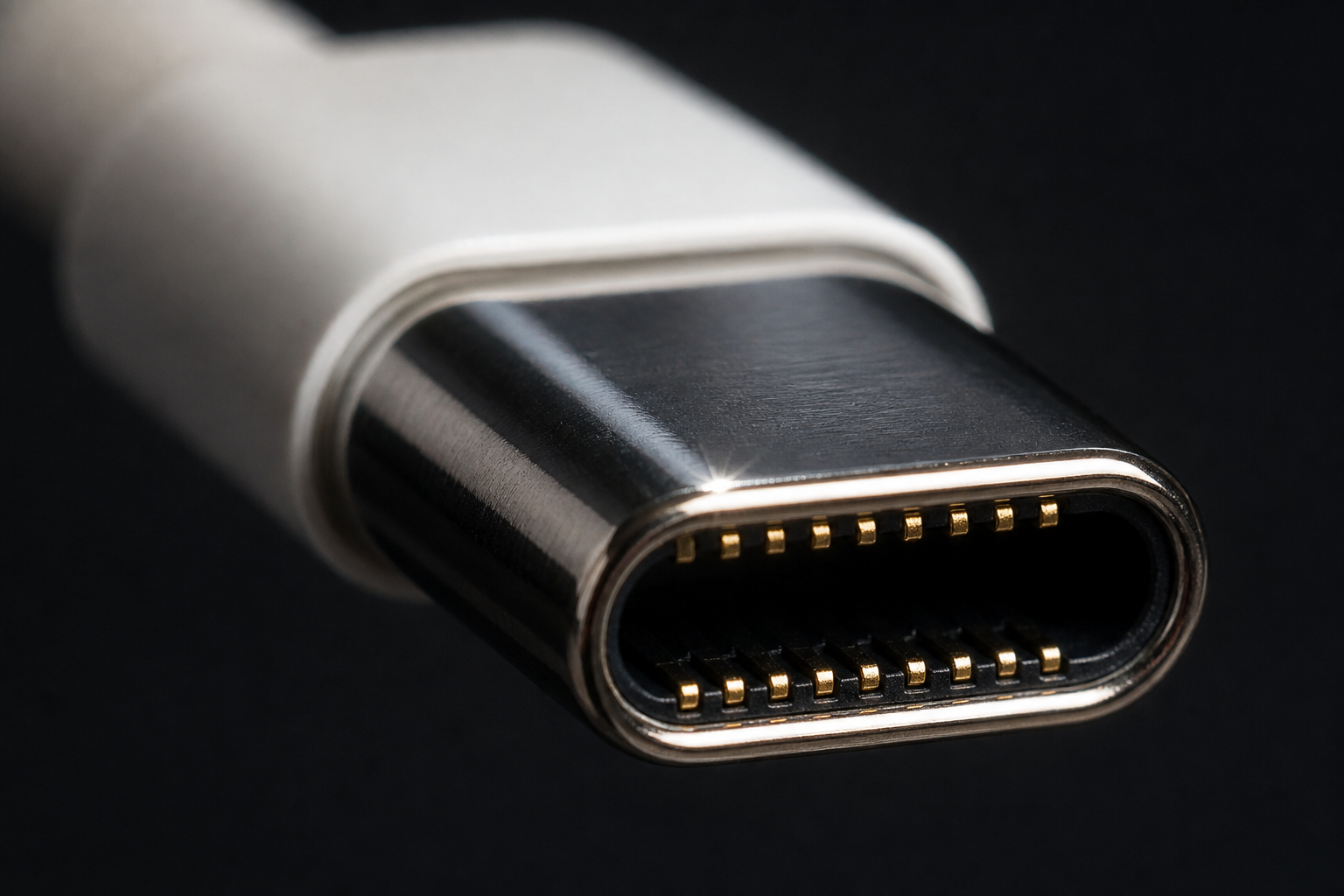 Макроснимок металлического наконечника USB-C кабеля